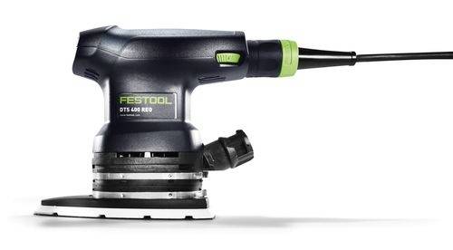 Een Festool DTS 400 REQ schuurmachine met een driehoekige schuurzool, ontworpen voor precisie schuren in hoeken en nauwe ruimtes.