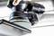 Een persoon gebruikt een elektrische schuurmachine om het oppervlak van een houten voorwerp glad te maken.