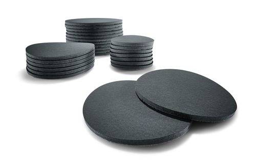 Stapels van cirkelvormige, donkere schijven gemaakt van steen of composietmateriaal, getoond in verschillende formaten, waarschijnlijk gebruikt voor industriële doeleinden.