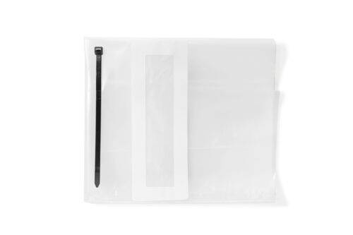 Een witte plastic envelop met een verticale zwarte stripbinder en een transparant venster aan één zijde, gebruikt voor verpakking of verzending.