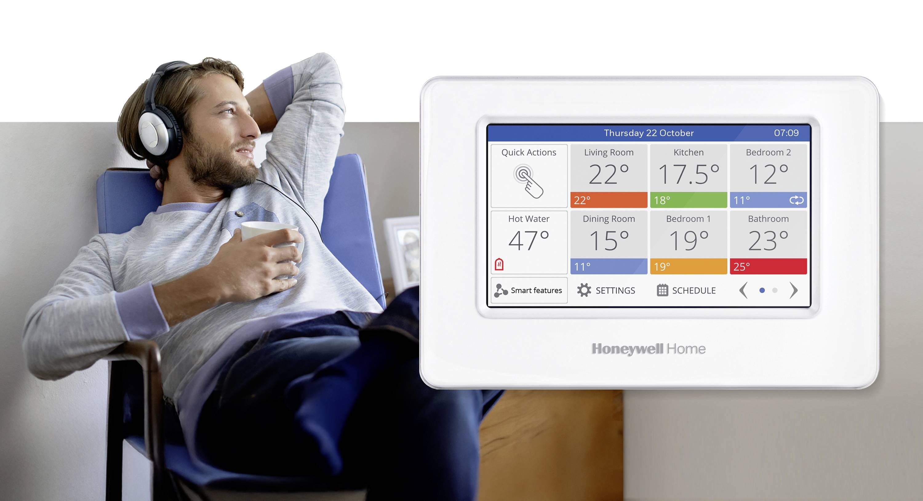 Een persoon met koptelefoon ontspant naast een Honeywell Home-thermostaat die kamertemperaturen en instellingen weergeeft, met de nadruk op comfortregeling.
