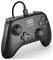 Een zwarte Nintendo Switch-controller met twee joysticks, een D-pad en gemarkeerde A, B, X, Y-knoppen, verbonden door een kabel aan de bovenkant.
