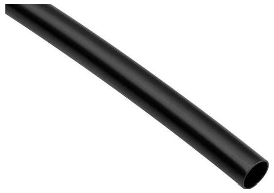 Een close-up afbeelding van een zwarte cilindrische PVC-buis, licht schuin geplaatst, geïsoleerd op een witte achtergrond.