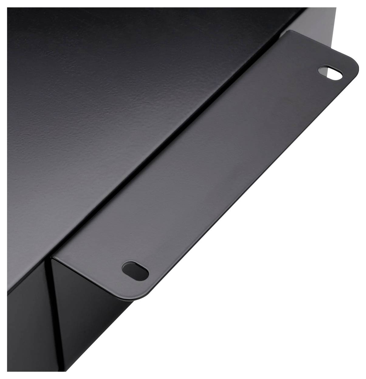 Metalen bevestigingsbeugel met twee ovale gaten aan elke zijde voor bevestiging aan een oppervlak, onder een hoek gefotografeerd om de voor- en zijkanten te tonen.