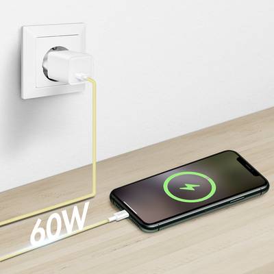 Een smartphone op een houten oppervlak die draadloos wordt opgeladen met een bliksemschicht-pictogram. Een nabijgelegen stekker toont '60W', wat wijst op snel opladen.