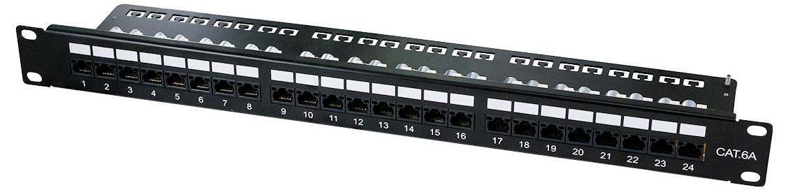 Een 24-poorts CAT6A patchpaneel met gelabelde netwerkaansluitingen voor ethernet-kabelmanagement.