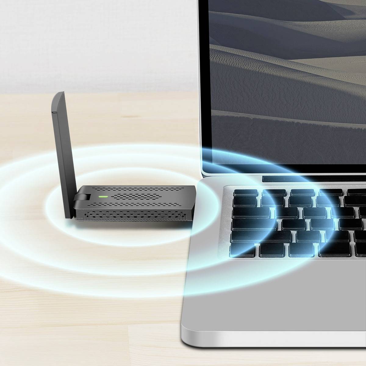 Een laptop met een draadloze adapter die erop is aangesloten. De adapter zendt signaalgolven uit, wat duidt op internetverbinding.