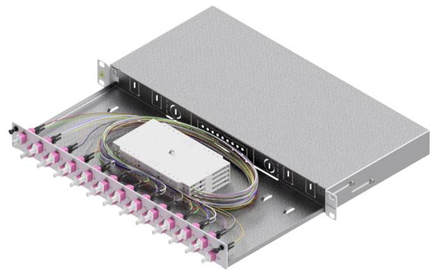 Een open serverrek dat een glasvezel patchpaneel toont met meerdere roze connectoren en netjes georganiseerde kabels erin.