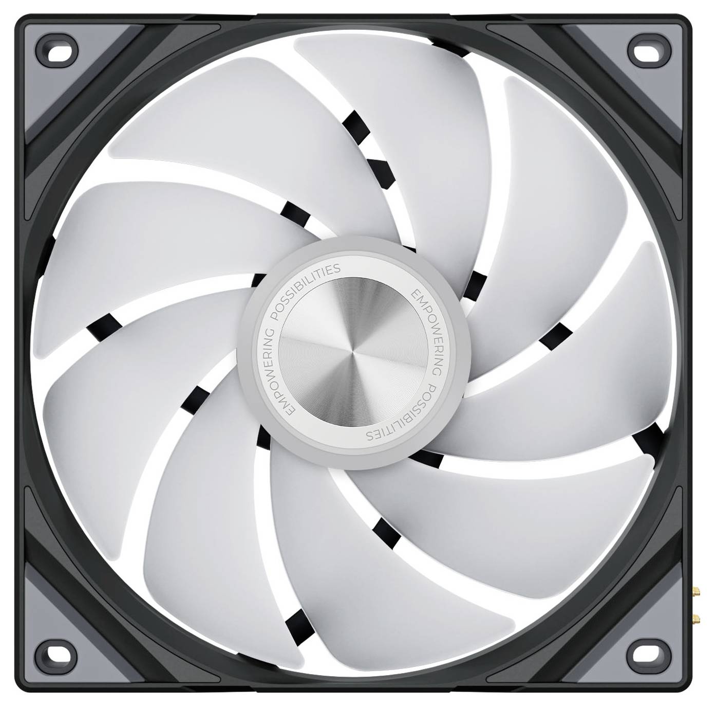 Een vierkante computerkoelventilator met duidelijk gebogen schoepen en centrale tekst 'Mogelijkheden Versterken', ontworpen voor efficiënte luchtstroom.