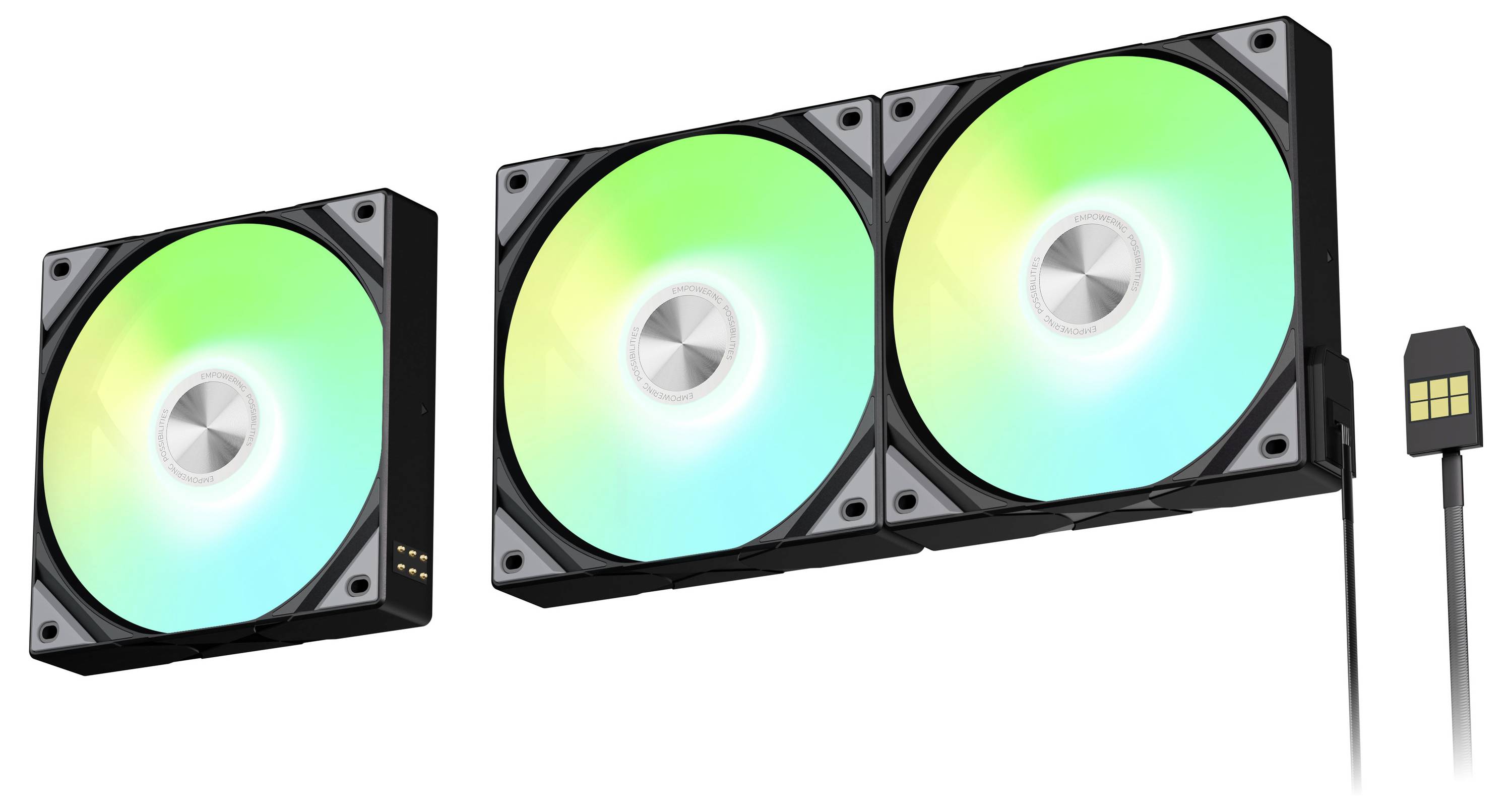 Drie RGB-computerventilators met LED-verlichting, twee aan elkaar gekoppeld aan de rechterkant en één apart aan de linkerkant, met een aansluitkabel.