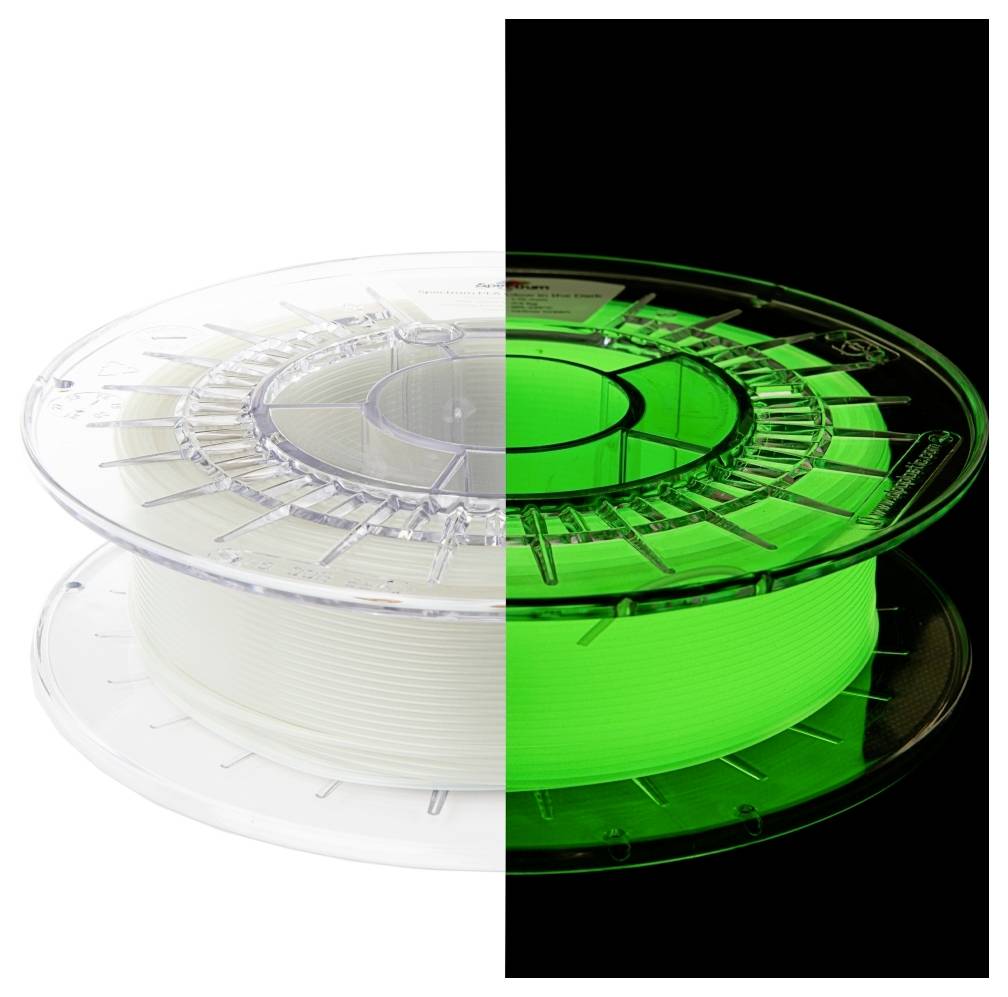 Een spoel 3D-printfilament getoond in twee helften: linkerkant in normaal licht ziet er wit uit, rechterkant groen oplichtend in het donker.