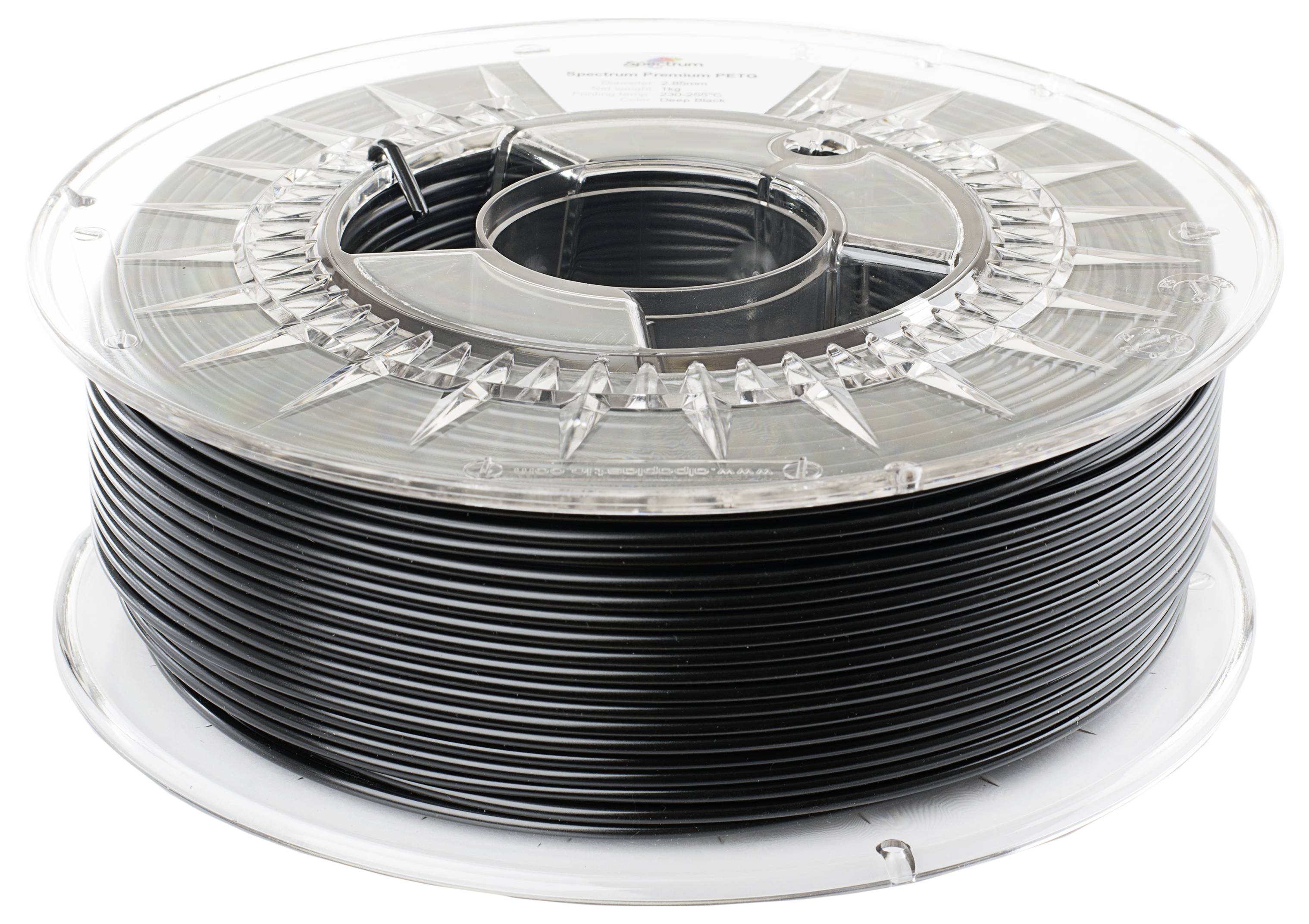 Een spoel zwart 3D-printfilament met een transparante kunststof behuizing, rustend op een witte ondergrond.