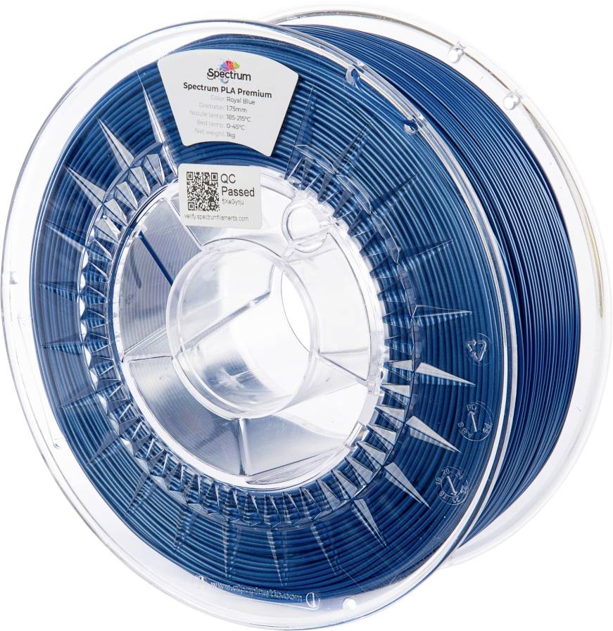 Een spoel blauwe Spectrum PLA Premium 3D-printfilament, voorzien van een QR-code en een 'QC Passed'-sticker, in een transparante plastic behuizing.