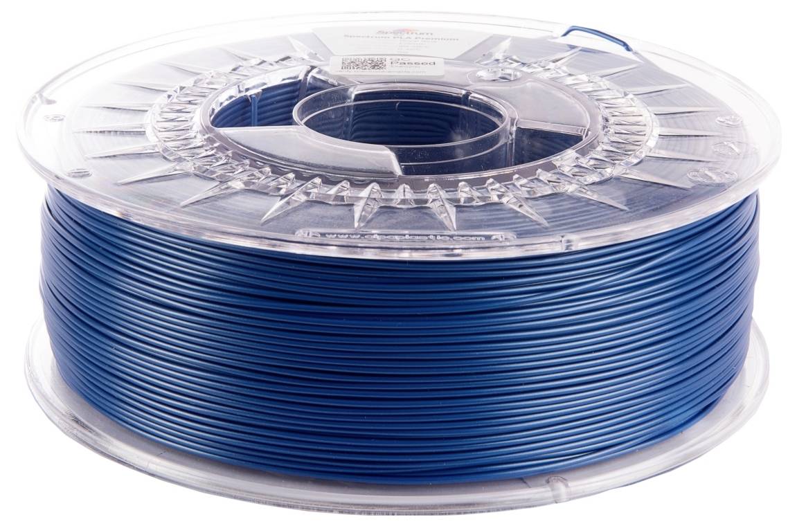 Een spoel van blauw filament, gebruikt voor 3D-printen, is netjes gewonden in een transparante plastic haspel, klaar voor gebruik.