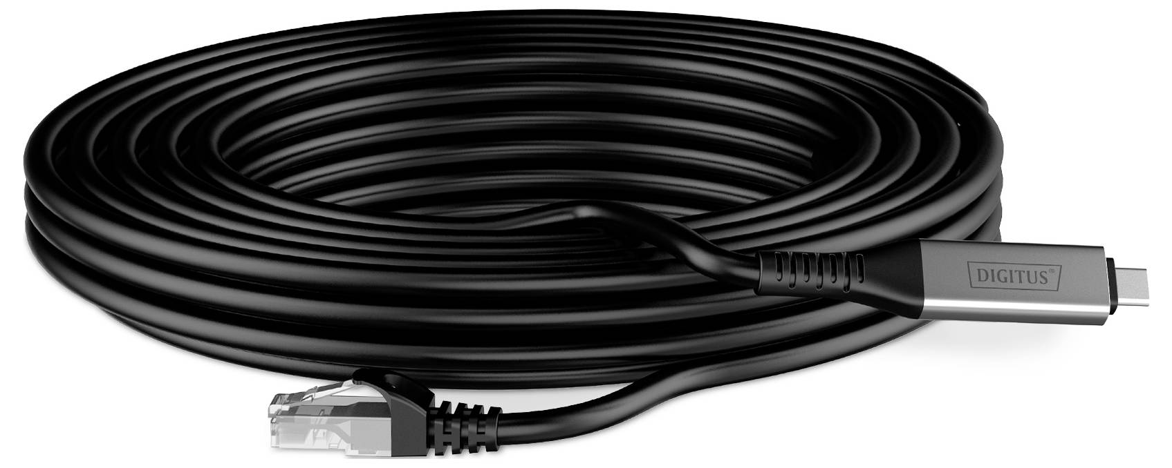 Een opgerolde zwarte Ethernet-kabel met een zichtbare connector aan de ene kant, gelabeld 'Digitus' op de andere connector, geschikt voor netwerkaansluitingen.