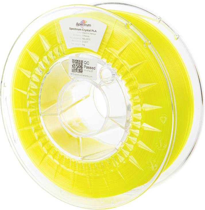 Een spoel geel Spectrum Crystal PLA-filament, geëtiketteerd met specificaties en 'QC Goedgekeurd' markering, gebruikt voor 3D-printen.