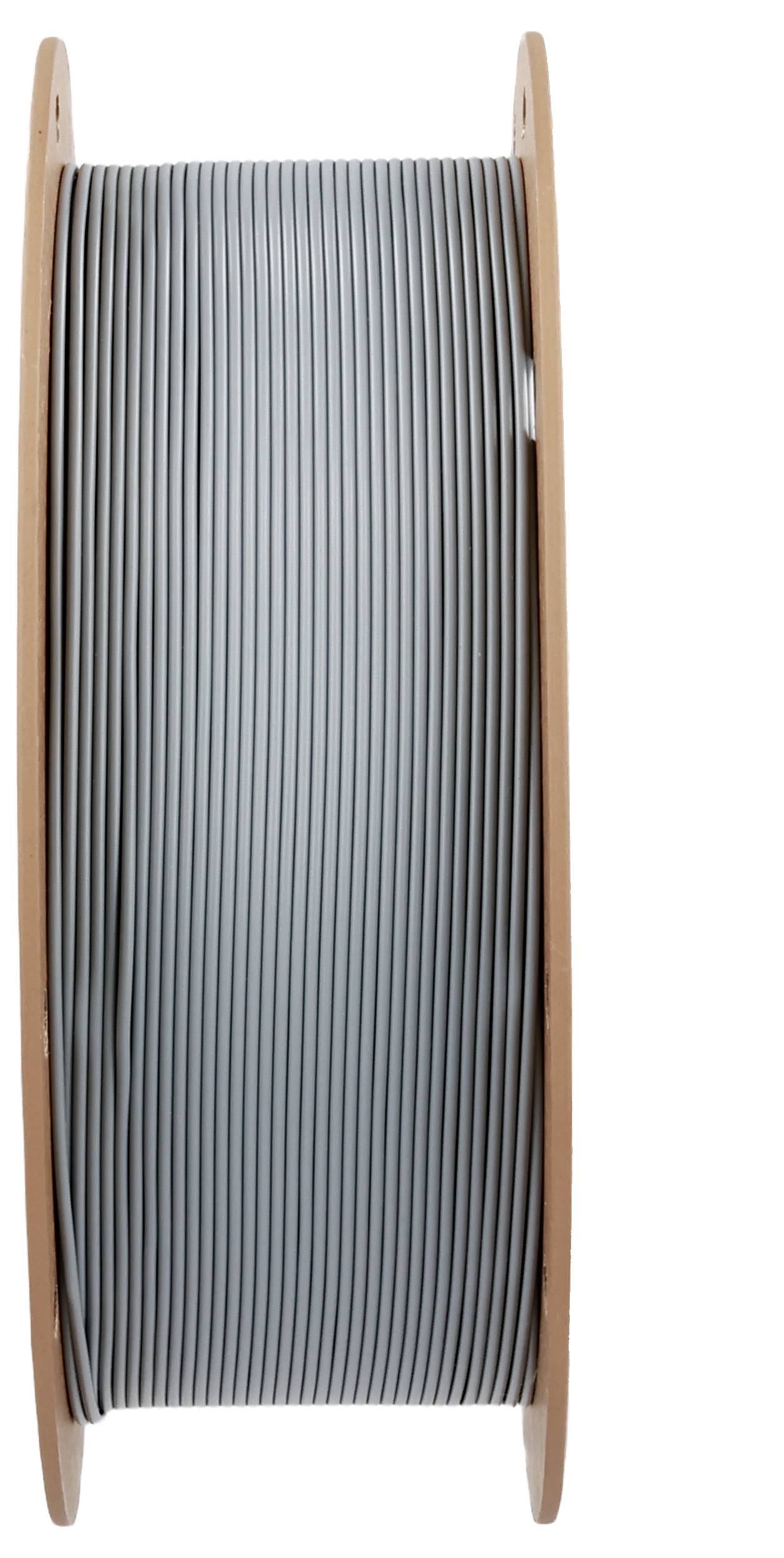 Een grote spoel met opgerold grijs kabel staat rechtop tussen twee houten schijven.