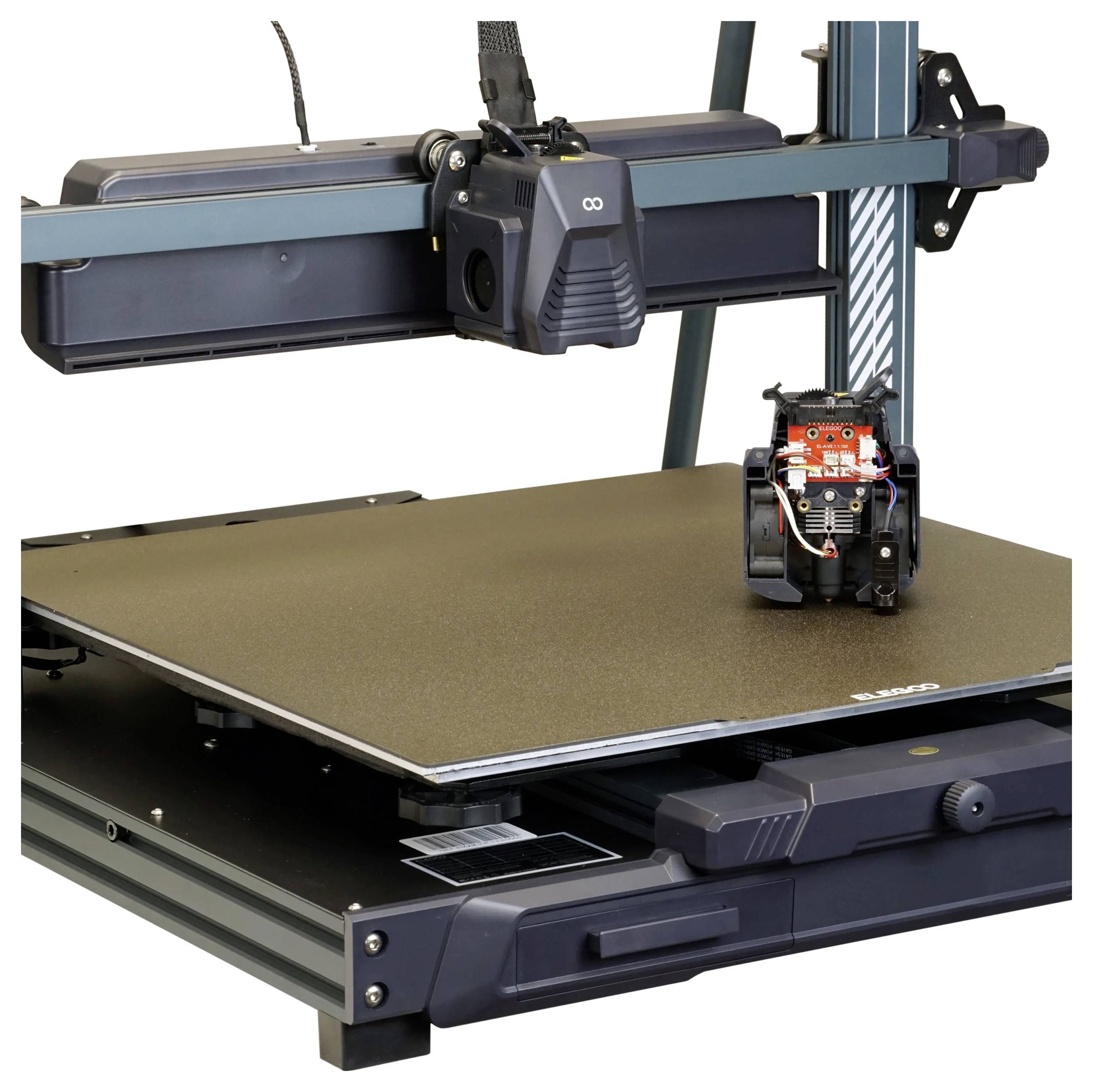 3D-printer met een groot printbed en dubbele extruder, waarbij geavanceerde functies voor precisiedrukken worden gedemonstreerd.