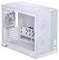 Een witte computerbehuizing met zichtbare koelventilatoren en meerdere schijfsleuven, die een minimalistische vormgeving voor custom pc-builds demonstreert.