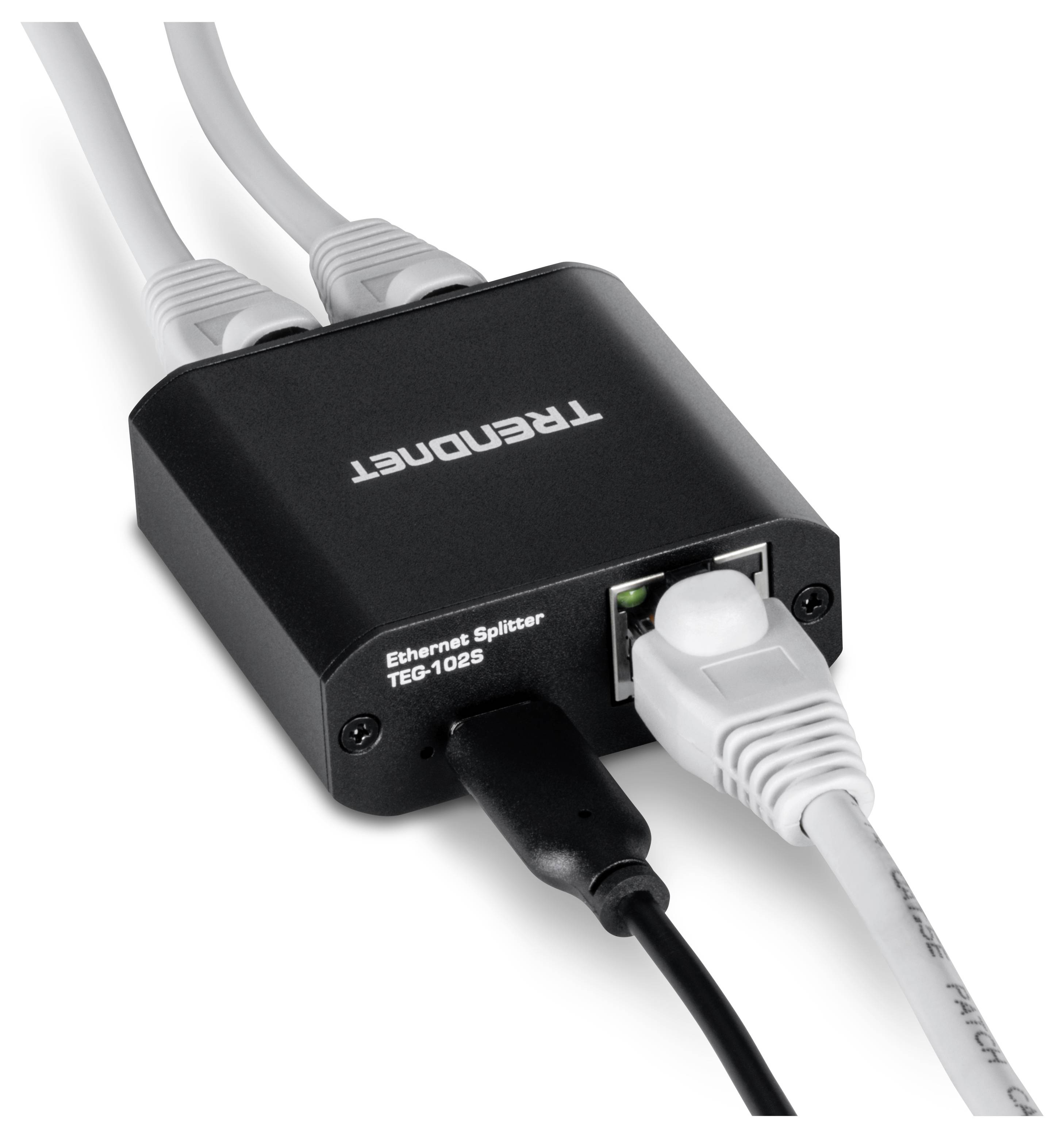 Een kleine, zwarte TRENDnet Ethernet-splitter (model TEG-102S) is aangesloten op meerdere Ethernet-kabels, waardoor netverkeer kan worden gesplitst.