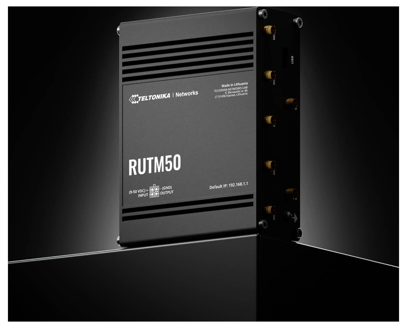 'Teltonika Networks RUTM50' zwart apparaat met antennes, poorten en modellabel, geaccentueerd tegen een donkere achtergrond, wat connectiviteitsapparatuur aangeeft.