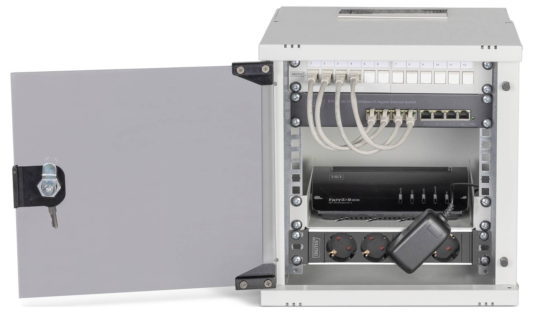 Open elektrische kast met netwerkkabels die zijn aangesloten op een switch, een stekkerdoos en een modem, waarbij georganiseerde bekabeling en apparaatindeling worden benadrukt.