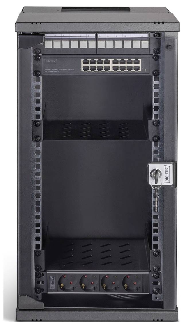 Een zwarte serverrack met een netwerkpaneel, lege schappen en een afsluitbare deur, gebruikt voor het veilig opbergen en organiseren van IT-apparatuur.