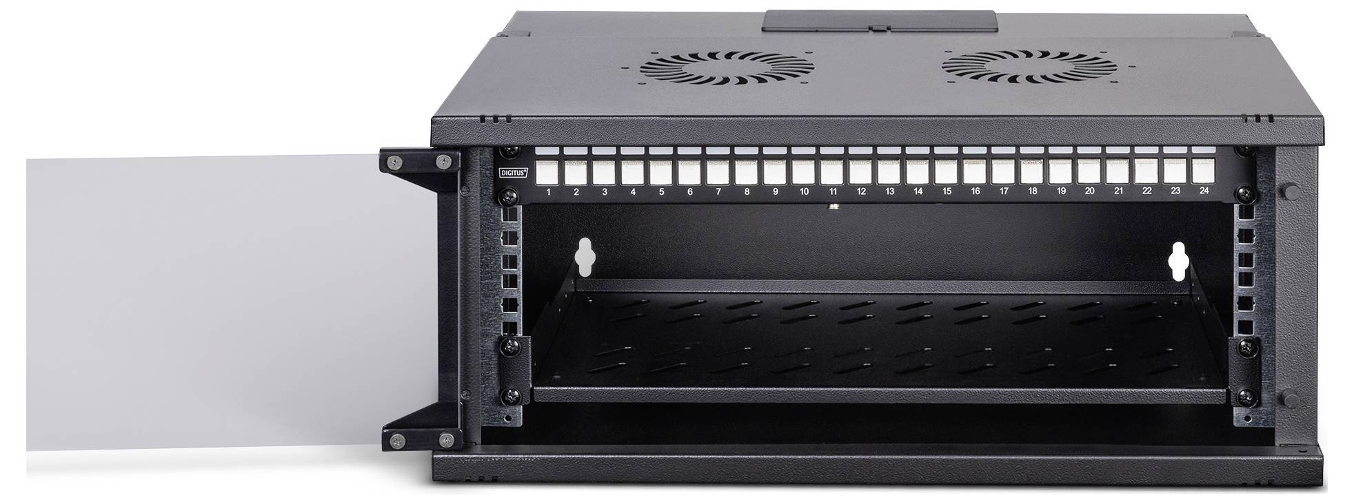 Een zwarte, lege 1U serverrack met een open frontpaneel, waaruit een onbezette montageruimte en een rij labelsleuven bovenaan zichtbaar zijn.
