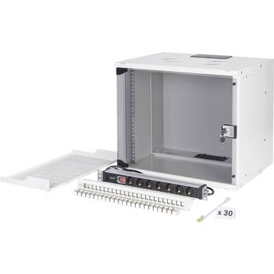 Een witte metalen serverrack staat open met componenten in het zicht, inclusief een stekkerdoos, kabelorganizer en hardware met een 'x 30' etiket.