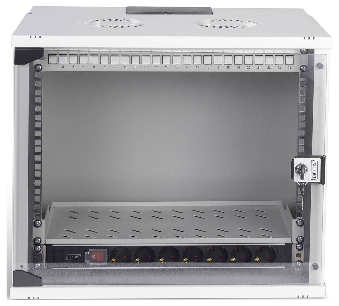 Een wit, wandgemonteerde serverrack kast met een glazen deur en slot, voorzien van meerdere stopcontacten en kabelgeleiding-sleuven aan de binnenzijde.