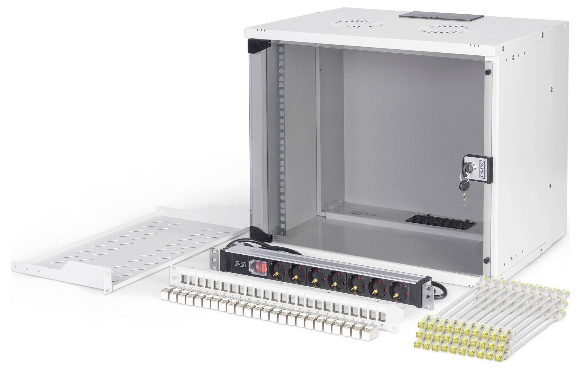 Een witte serverrack kast met een afsluitbare deur wordt getoond. Het bevat een stekkerdoos, een kabelmanagementbalk en bevestigingsmateriaal.