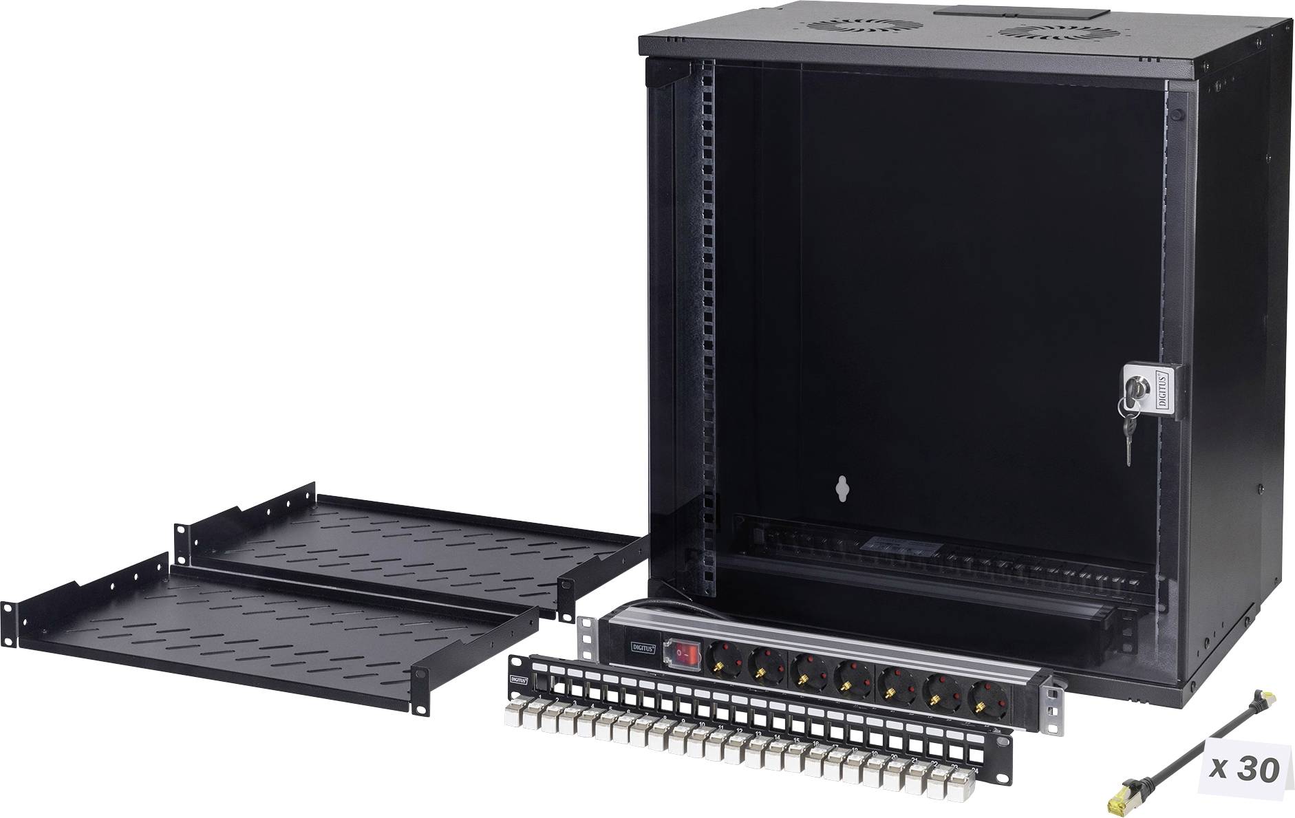 Een zwarte IT-serverrack met een open voordeur wordt getoond met componenten zoals planken, een stekkerdoos en kabelmanagementaccessoires.