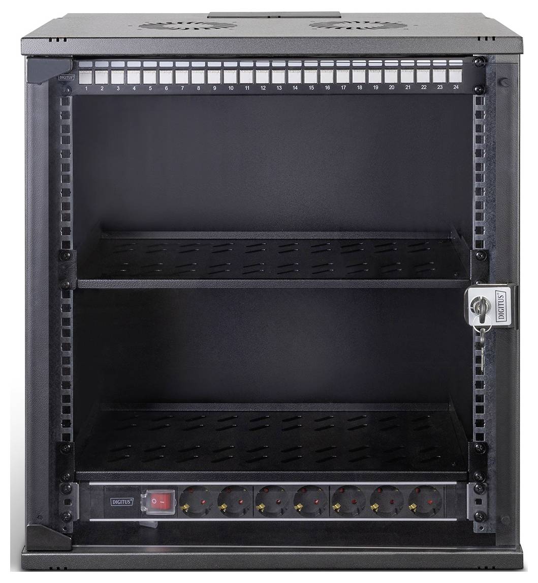Een zwarte, wandmonteerbare serverrack met twee planken en een afsluitbare glazen deur. Daaronder is een stroomverdeeleenheid zichtbaar.