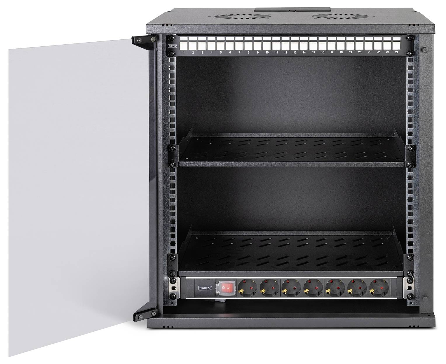Een zwarte netwerkapparatuur-rack met een open voorpaneel, twee lege schappen en een verdeelstekker met zes aansluitingen onderaan.