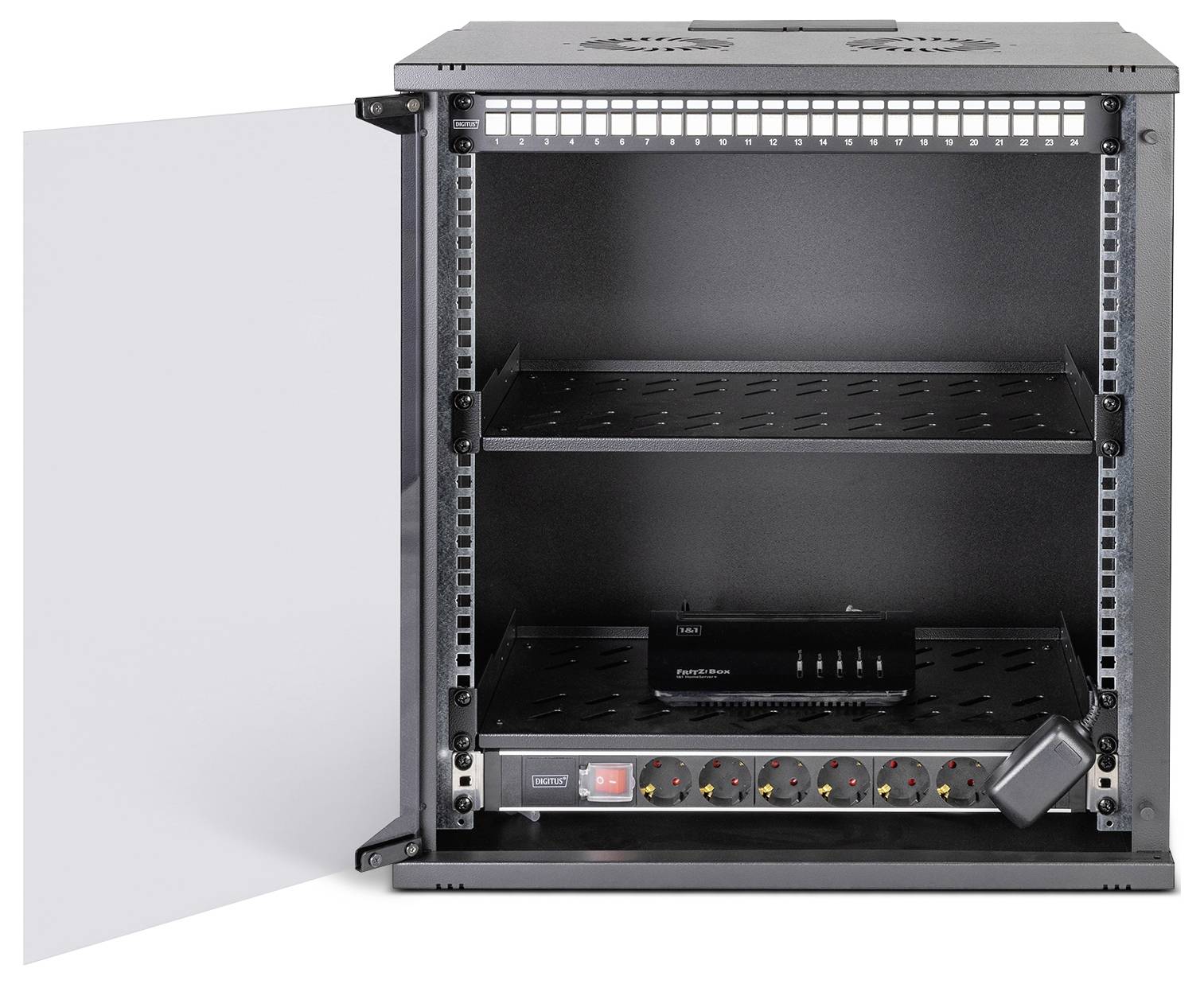 Een open zwart metalen serverkast met een glazen deur, twee schappen, een netwerksschakelaar en een stekkerdoos met meerdere aansluitingen.