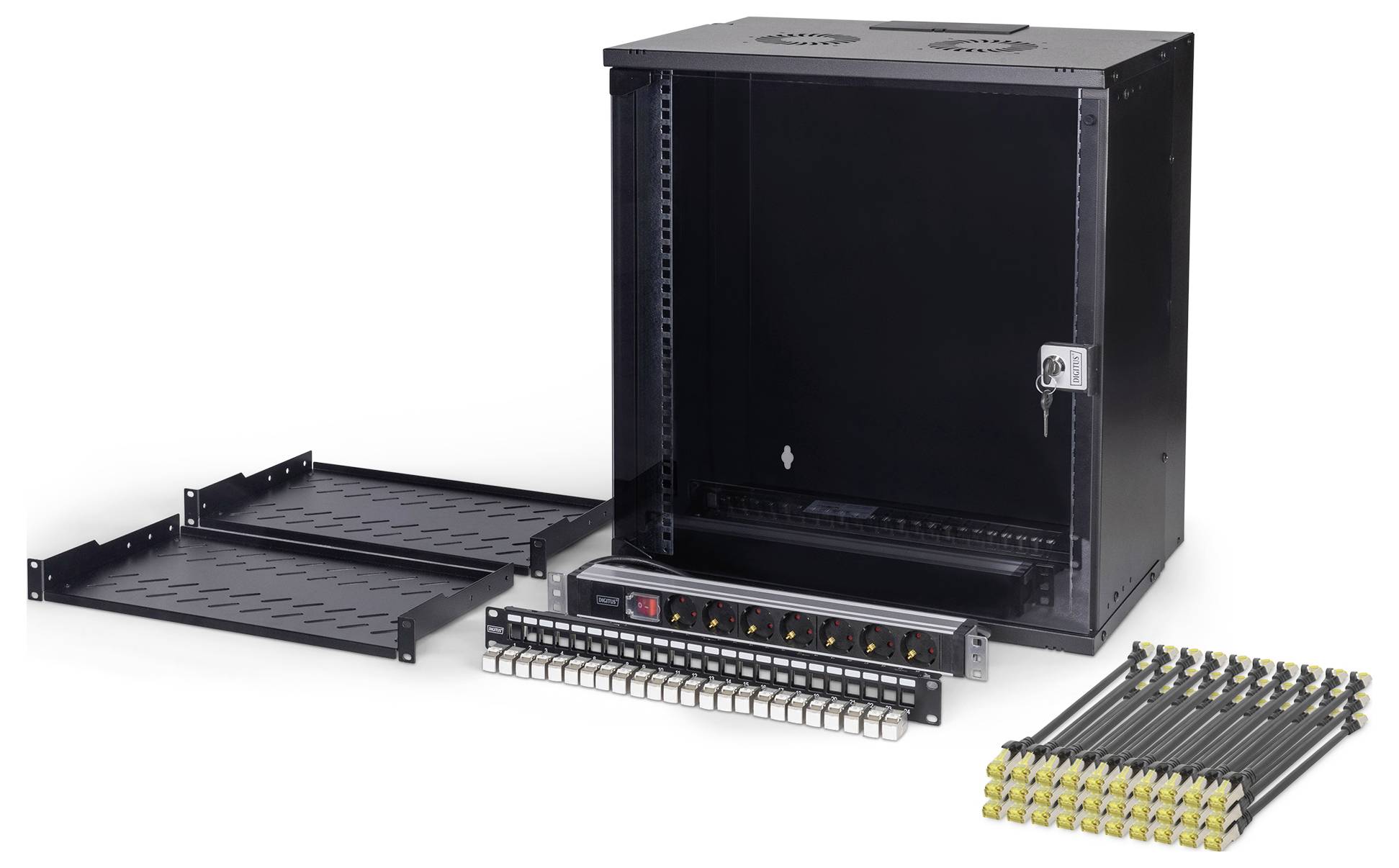 Een zwarte, wandgemonteerde serverrack met toebehoren, waaronder geventileerde planken, een stekkerdoos, een patchpaneel en een bundel kabels.