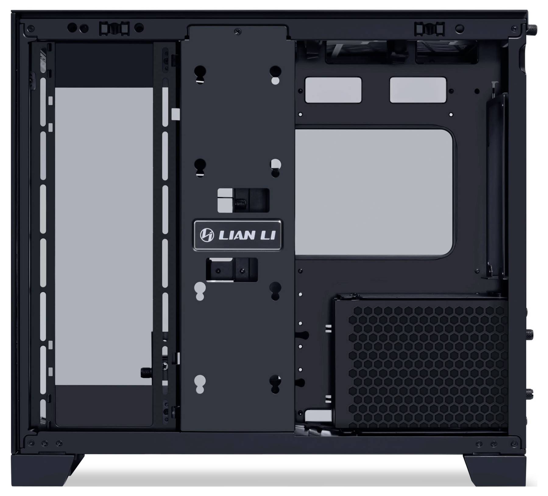 Een zwarte computerbehuizing met een open zijpaneel, waardoor de interne structuur en ventilatorbevestigingsplekken zichtbaar zijn. Het 'Lian Li' logo is zichtbaar op het paneel.