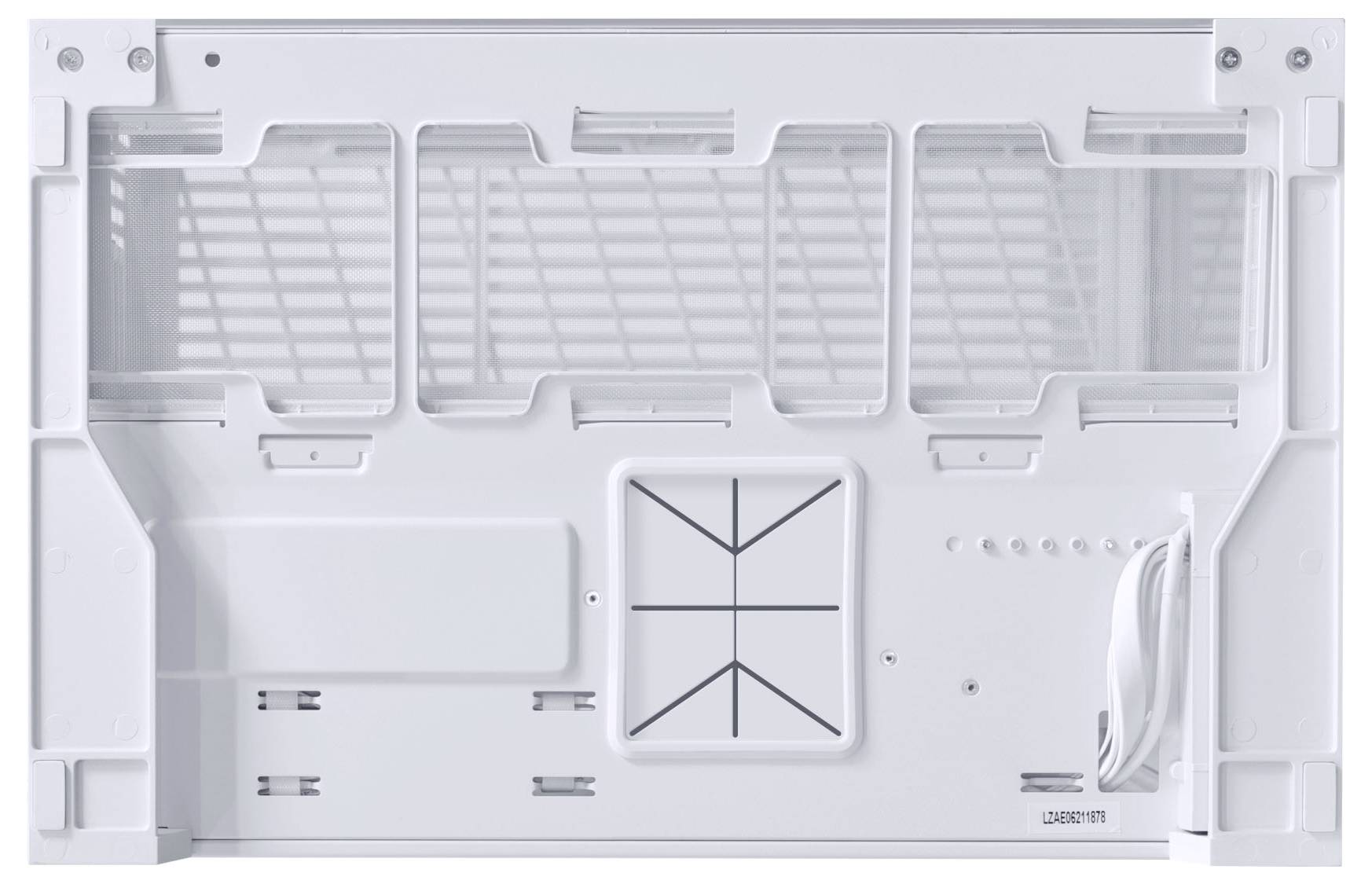 Achteraanzicht van een witte raamairconditioning met roosters, stroomkabel en afvoerruimte voor installatiedoeleinden.