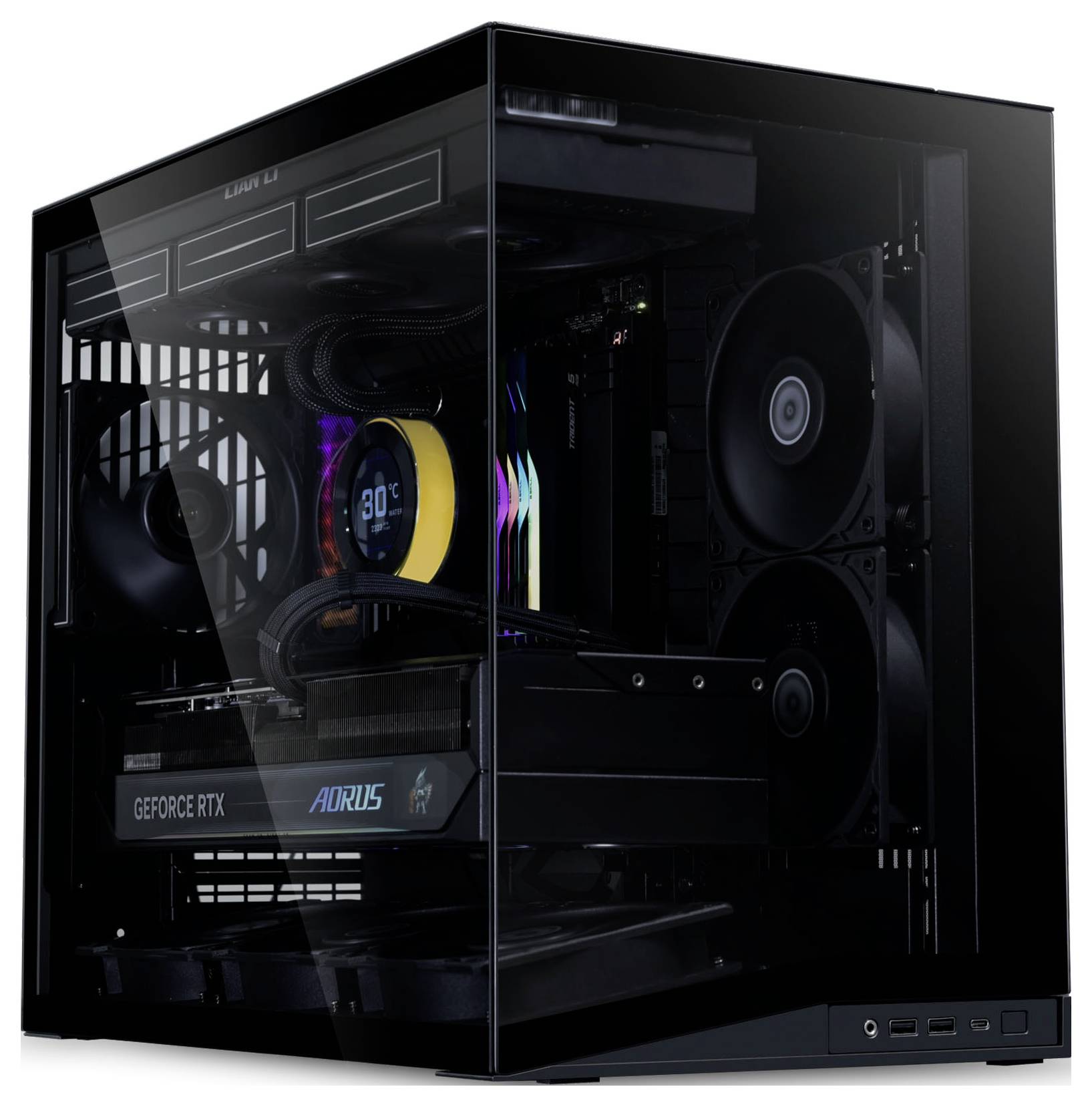 Een zwarte desktop computer met een transparant zijpaneel onthult de interne componenten, waaronder meerdere koelventilatoren en een NVIDIA GeForce RTX videokaart.