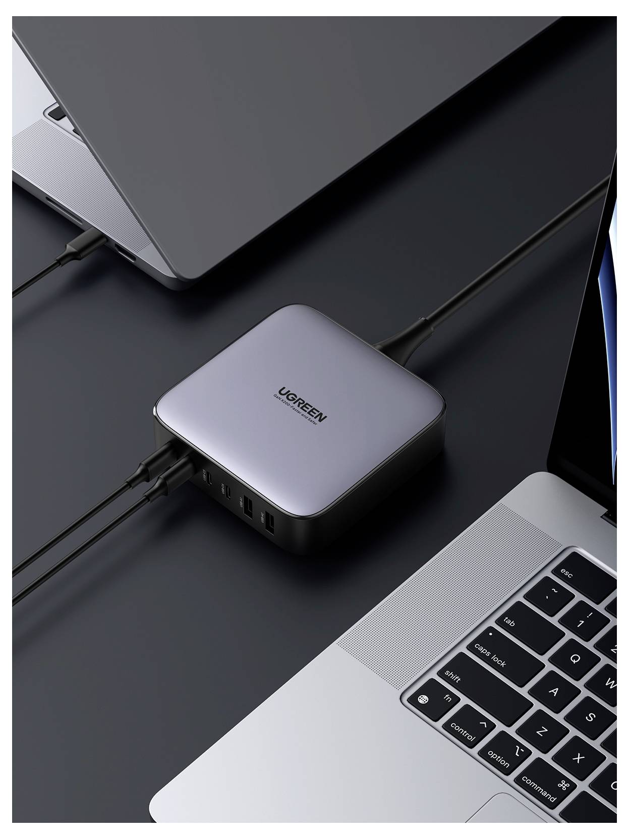 Een strakke multi-poort dockingstation verbindt twee laptops en biedt meerdere invoermogelijkheden voor verbeterde connectiviteit.