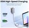 MacBook Pro aangesloten op een wandlader gemarkeerd als '65W High-Speed Charging', met de vermelding '0% tot 100% in 1,5 uur', wat de snelle oplaadsnelheid benadrukt.