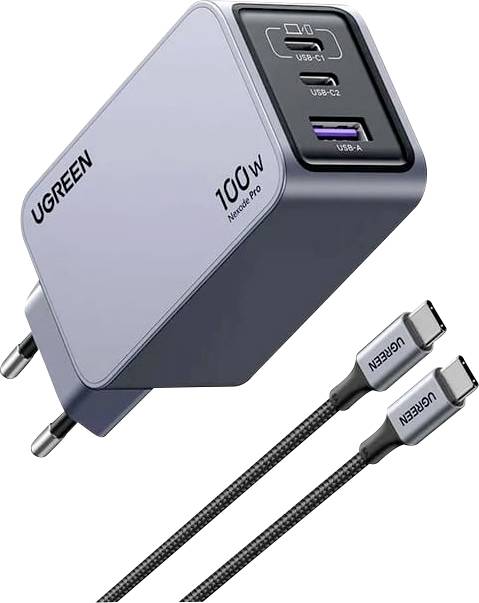 'UGREEN 100W Nexode Pro' wandlader met EU-stekker; voorzien van twee USB-C-poorten en één USB-A-poort; getoond met twee USB-C-kabels.
