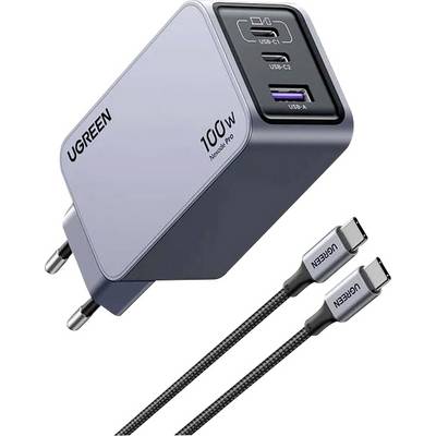 'UGREEN 100W Nexode Pro' wandlader met EU-stekker; voorzien van twee USB-C-poorten en één USB-A-poort; getoond met twee USB-C-kabels.
