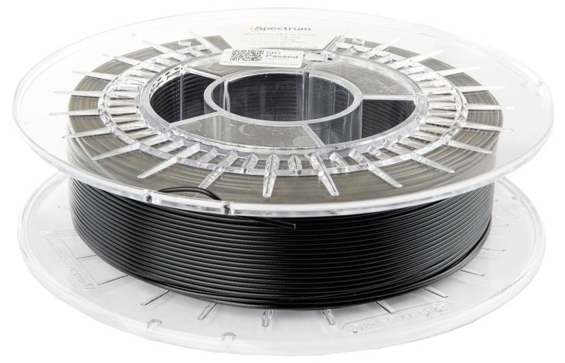 Een spoel zwart 3D-printerfilament, omhuld door doorzichtige plastic verpakking, met een centraal etiket met tekst en een QR-code.