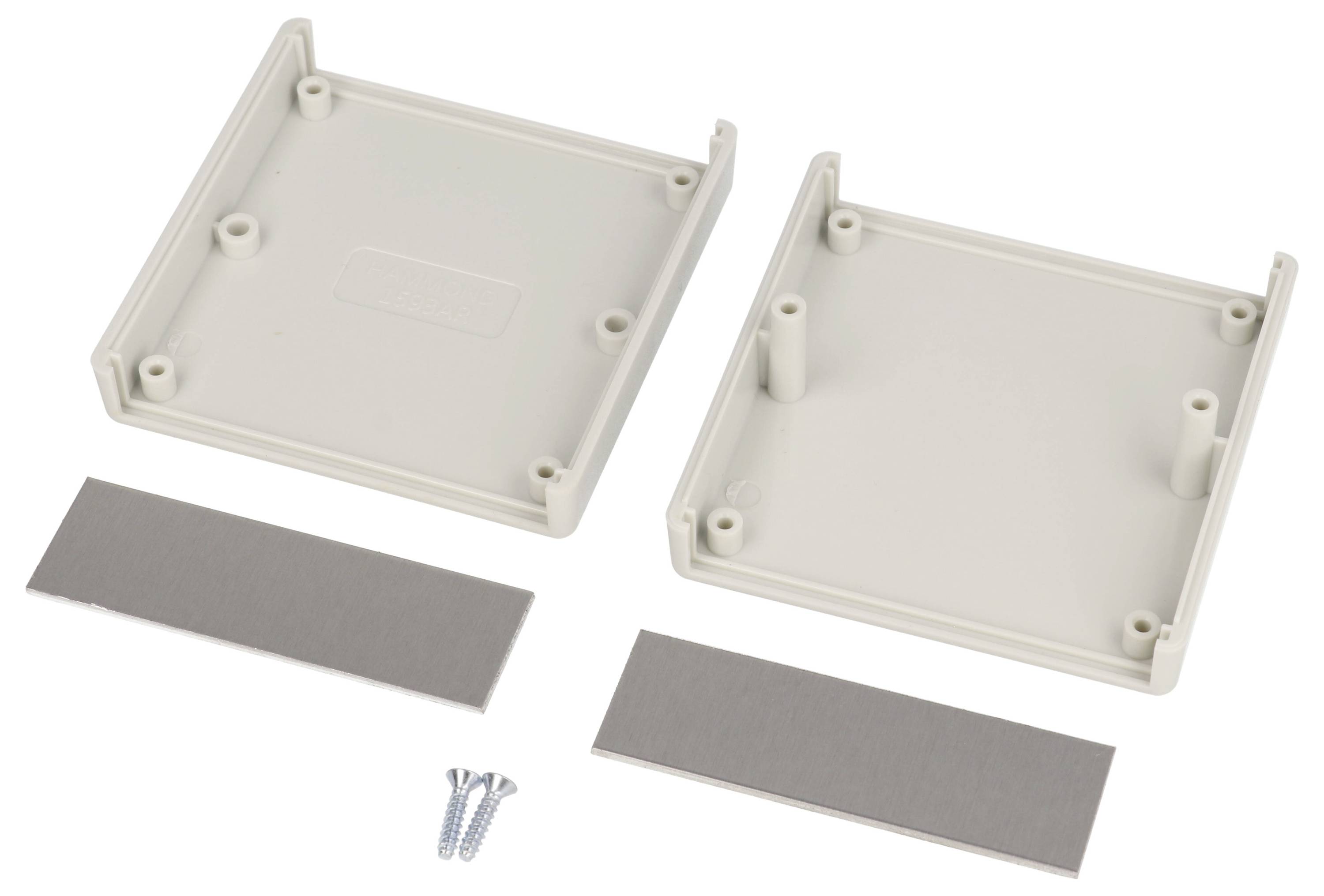 Twee beige rechthoekige kunststof behuizingsdelen, elk met vier hoekmontageposten, vergezeld van twee metalen platen en drie kleine schroeven.