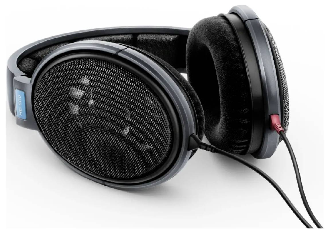 Over-ear koptelefoon met een zwart mesh rooster en dikke gewatteerde oorkussens, verbonden door een kabel.