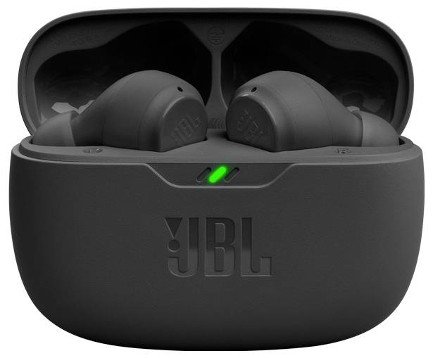 'Zwarte JBL draadloze oordopjes in een open oplaadcase met een groen oplichtende indicatorlamp.'