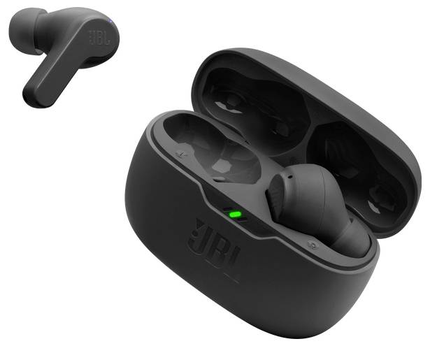 Een paar zwarte JBL draadloze oordopjes, waarvan er één in een zwarte oplaadcase met een groene indicatielamp is geplaatst, en één oordopje apart weergegeven.