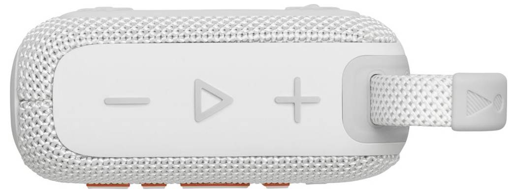 Een grijze draagbare speaker met een geweven textuur, waarop drie knoppen zichtbaar zijn: volumedaling, afspelen en volume omhoog. Een draagband is bevestigd.