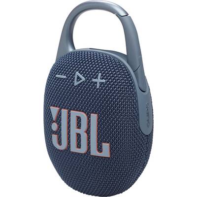 Een draagbare blauwe speaker met een karabijnhaak bevestigd en bedieningsknoppen bovenop, waarop het 'JBL' logo prominent staat afgebeeld.